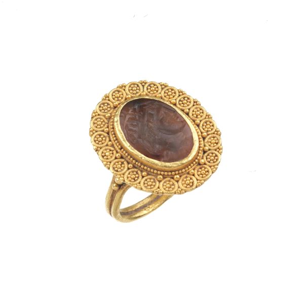 ARCHAEOLOGICAL STYLE RING IN 18KT YELLOW GOLD