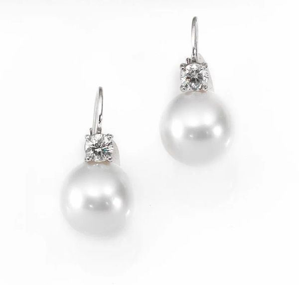  Paio di orecchini a monachella in oro bianco, perle e diamanti 