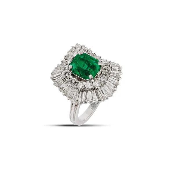 



EMERALD AND DIAMOND RING IN 18KT WHITE GOLD