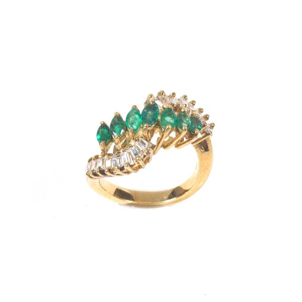 EMERALD AND DIAMOND RING IN 18KT YELLOW GOLD