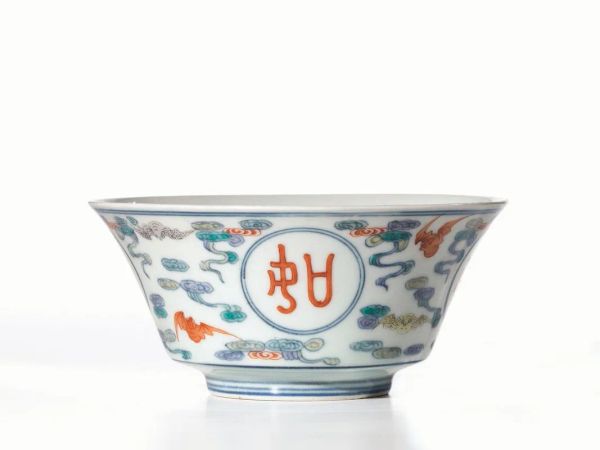 Coppetta Cina sec. XIX in porcellana docai decorta con pipistrelli e ideogrammi, sul fondo marchio Jajing diam cm 15, alt cm. 6,5
