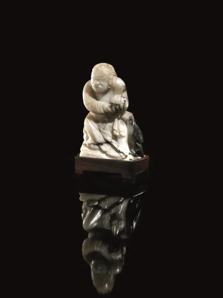  Scultura, Cina, fi ne dinastia Qing , in pietra dura di colore bianco con screziature nere, raffi gurante saggio, alt. cm 8,3 