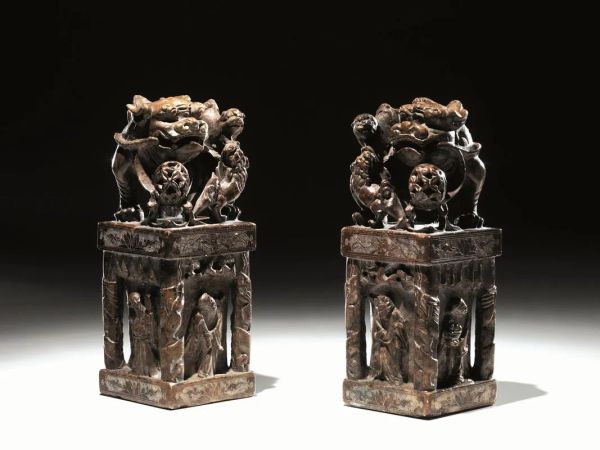  Due timbri, Cina sec. XIX-XX,  in pietra dura, intagliati nella forma di due cani di FÃ² poggianti su basi  rettancolari con figure intagliate all'interno, alt. cm 21