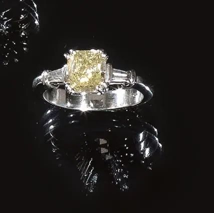 Anello in oro bianco, diamante Fancy e diamanti incolori