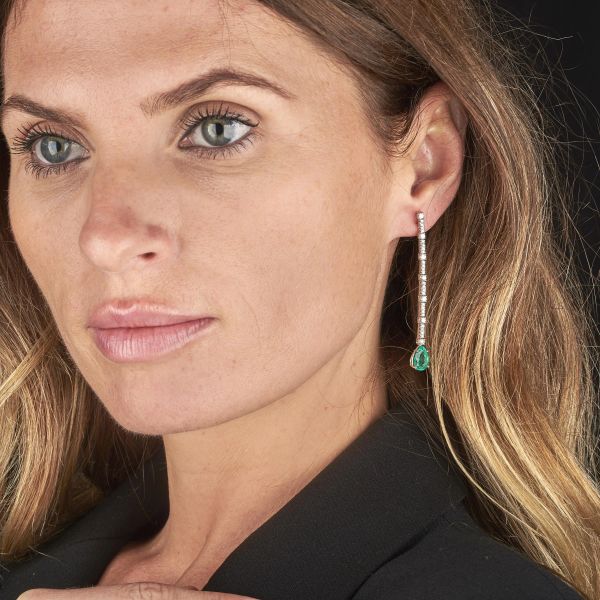 PAIO DI LUNGHI ORECCHINI PENDENTI CON SMERALDI E DIAMANTI