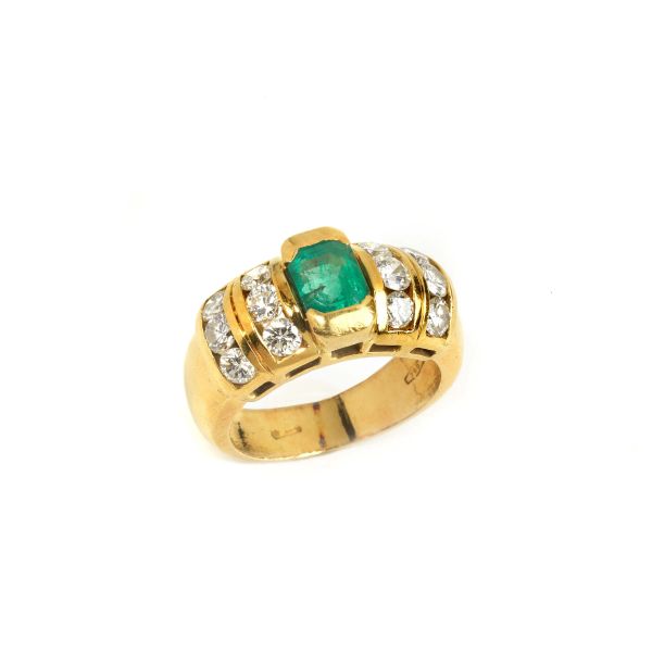 EMERALD AND DIAMOND RING IN 18KT YELLOW GOLD&nbsp;