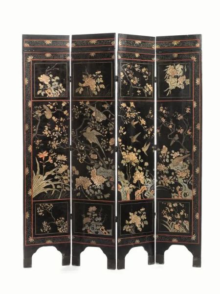  Paravento coromandel Cina sec. XIX-XX,  in legno laccato, decorato sul fronte con scene di una battaglia, e sul retro con volatili tra rami fioriti, cm 160x195