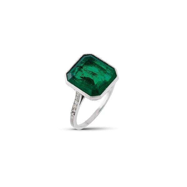 



COLOMBIAN EMERALD AND DIAMOND RING IN PLATINUM