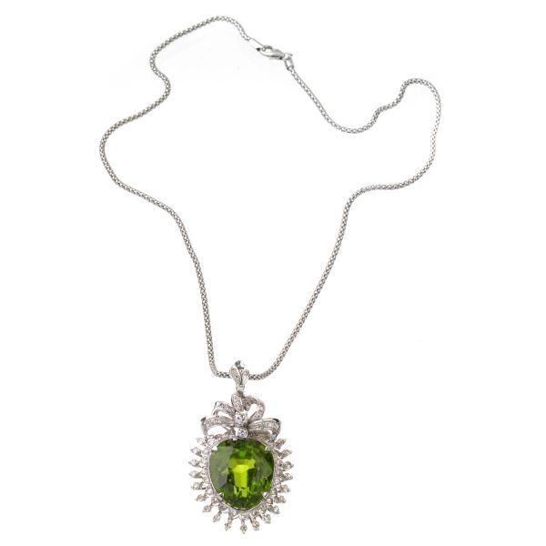 



NECKLACE WITH A PERIDOT PENDANT IN 18KT WHITE GOLD