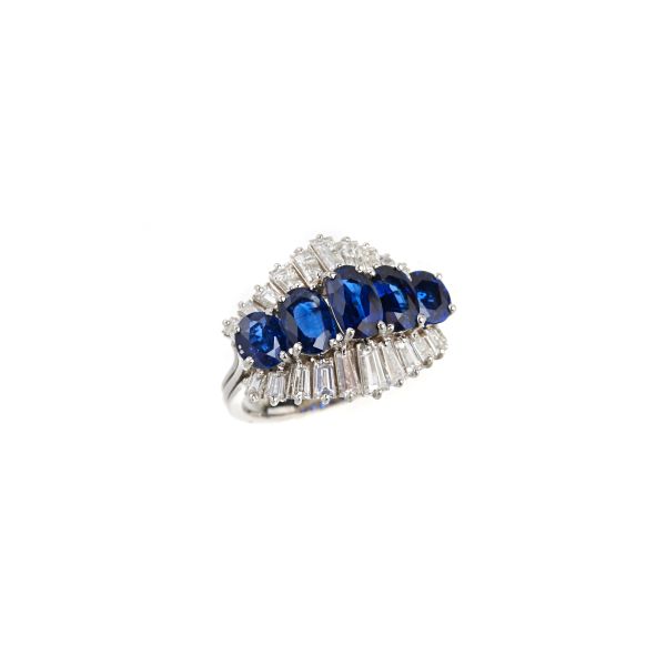 SAPPHIRE AND DIAMOND RING IN 18KT WHITE GOLD