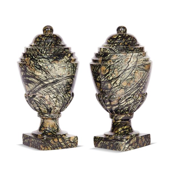 A PAIR OF VASES WITH LID, 19TH CENTURY