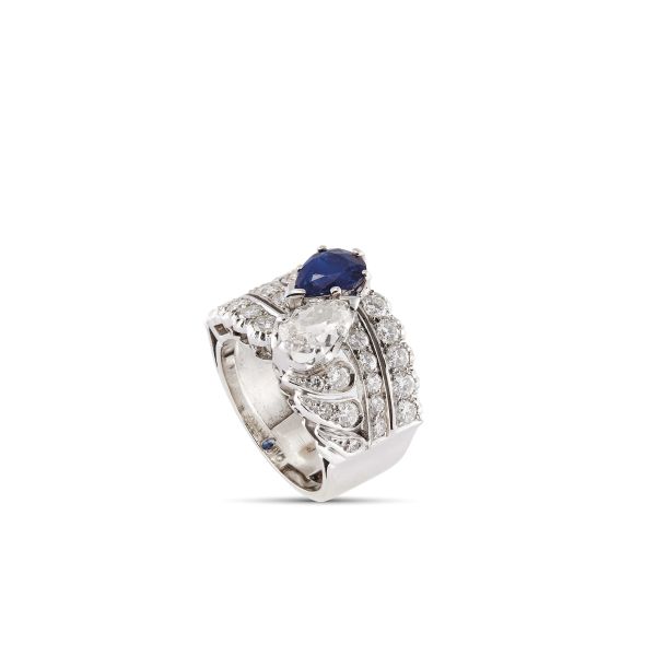 DIAMOND AND SAPPHIRE BAND RING IN PLATINUM