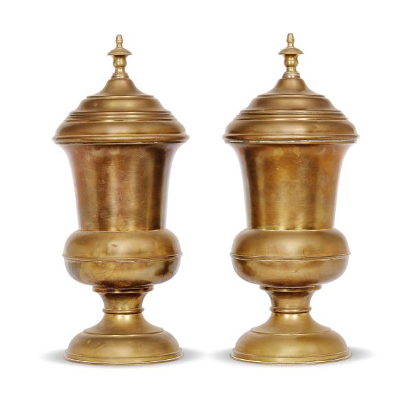 



A PAIR OF CENTRAL ITALY VASES WITH LID, 18TH CENTURY