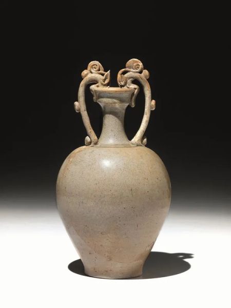  Vaso biansato periodo Tang, 618-907 , in terracotta invetriata, i manici a forma di