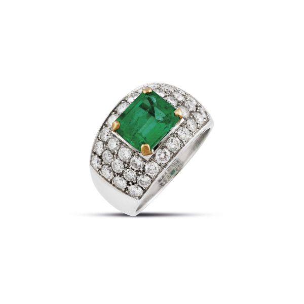 COLOMBIAN EMERALD AND DIAMOND RING IN 18KT TWO TONE GOLD