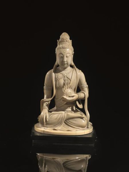  Bodhisattva, Cina fine dinastia Qing,  in avorio su base in legno, alt. cm 14,5