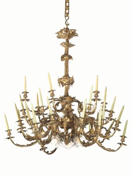 Grande lumiera, in stile Luigi XV, fine sec. XIX, in bronzo dorato, a trentatre luci su tre ordini con bracci modellati a foglie di acanto di gusto rocaille, alt. cm 125