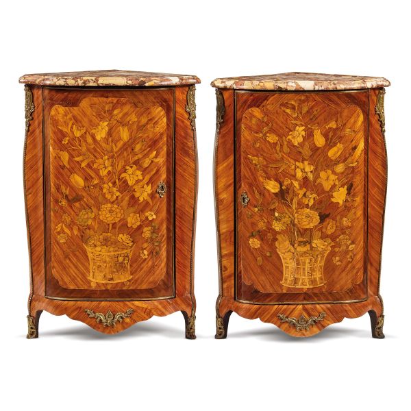 



A PAIR OF FRENCH CORNER CABINETS, 18TH CENTURY