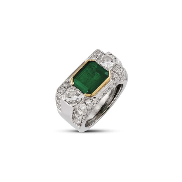 EMERALD AND DIAMOND RING IN 18KT TWO TONE GOLD