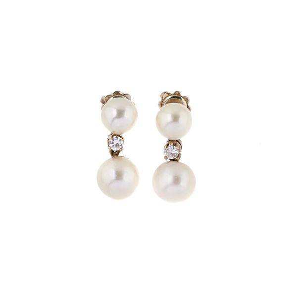 



PAIR OF PEARL AND DIAMOND EARRINGS