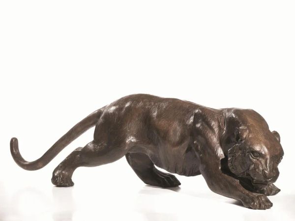 Scultura, sec. XX, in bronzo modellata a pantera gradiente, lungh. cm 109&nbsp;