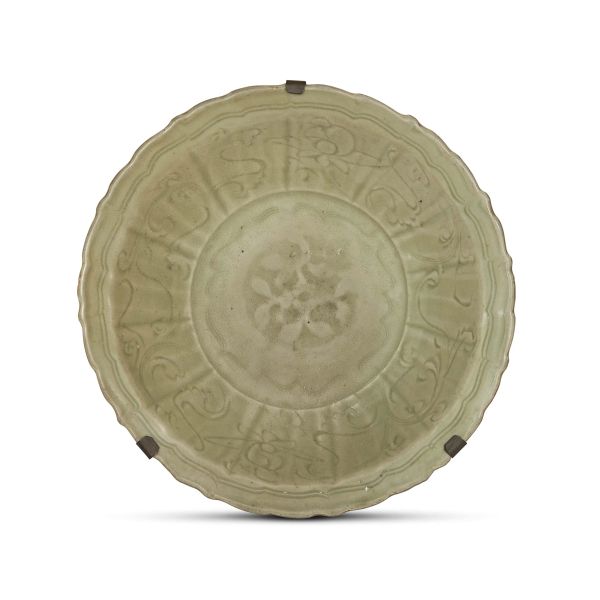 A PLATE, CHINA, MING DYNASTY, 15TH CENTURY                                                                                                                                     &#26126; &#21313;&#20116;&#19990;&#32426; &#40857;&#27849;&#38738;&#29943;&#21051;&#33457;&#32441;&#33909;&#21475;&#30424;   
