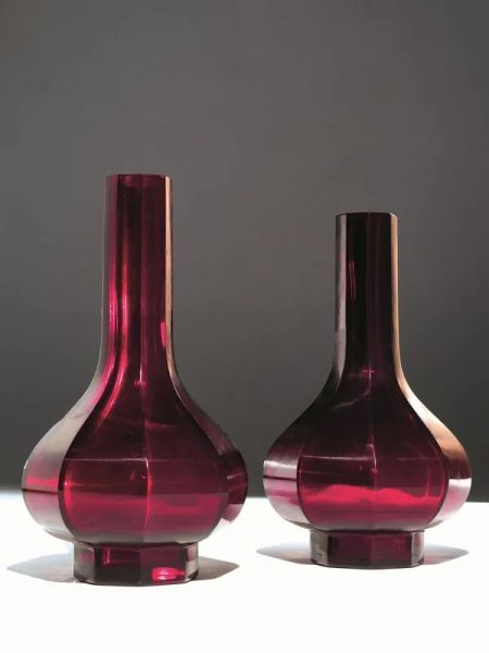  Coppia di vasi, Cina sec. XX,  in vetro rosso di Pechino con base ottagonale e lungo collo, alt.cm 30 (2) 