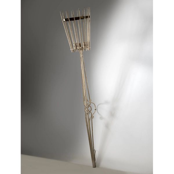 



BIG WHITE LACQUERED METAL TORCHER