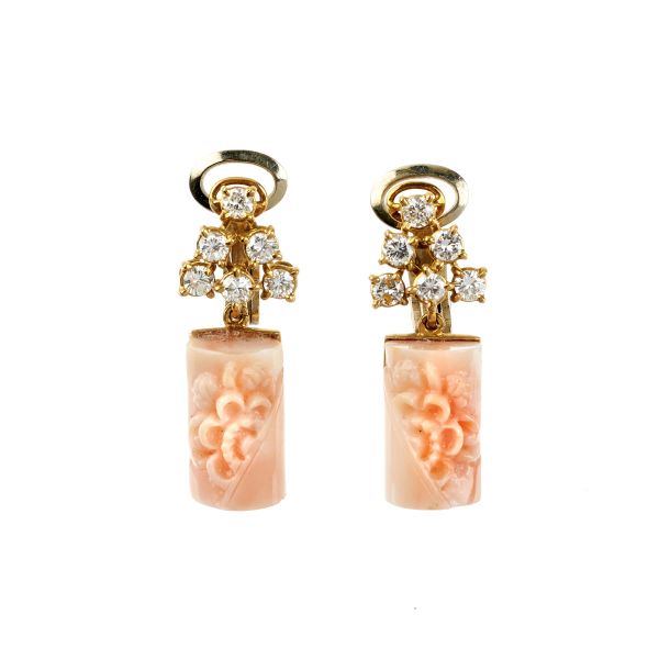 



PAIO DI ORECCHINI PENDENTI CON CORALLO ROSA E DIAMANTI