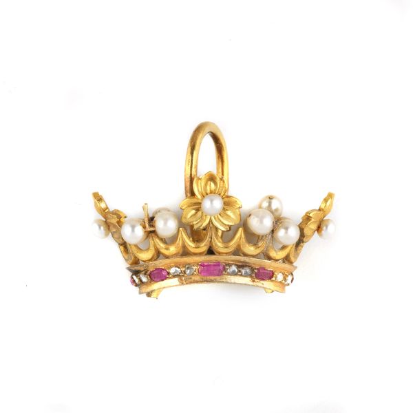 CROWN PENDANT IN 18KT YELLOW GOLD