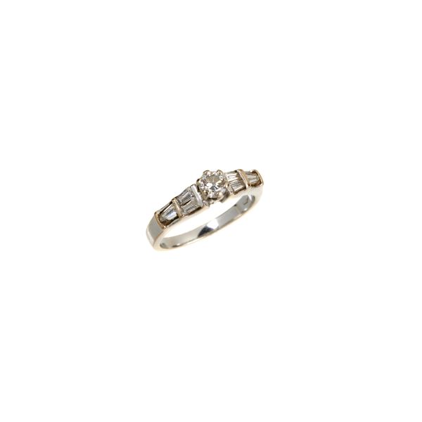 DIAMOND RING IN 18KT WHITE GOLD