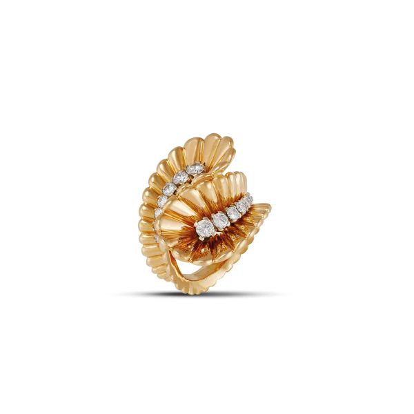 



ANELLO A CONTRARIE CON DIAMANTI