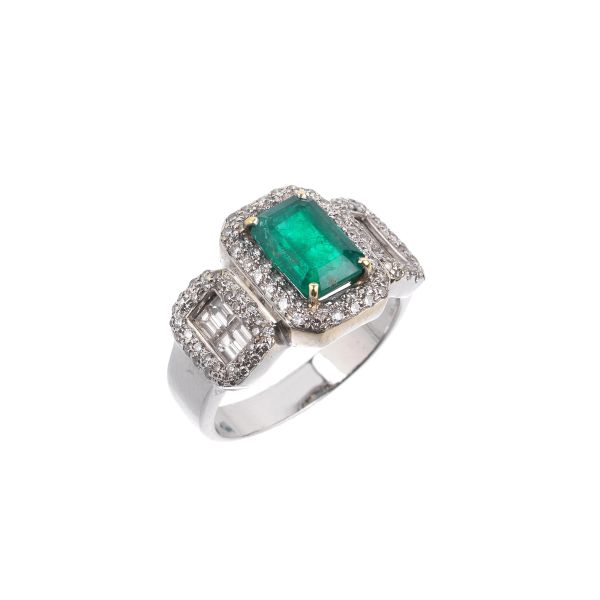 



EMERALD AND DIAMOND RING IN 18KT WHITE GOLD