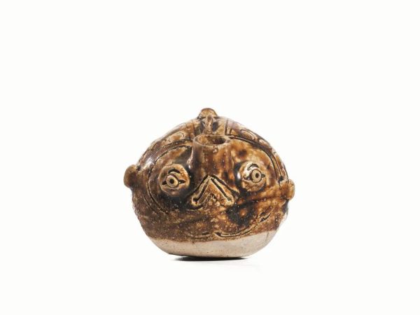 Lampada ad olio, Cina dinastia Yuan (1260-1368), a forma di pesce palla, in terraglia con invetriatura marrone, alt. cm 5,8