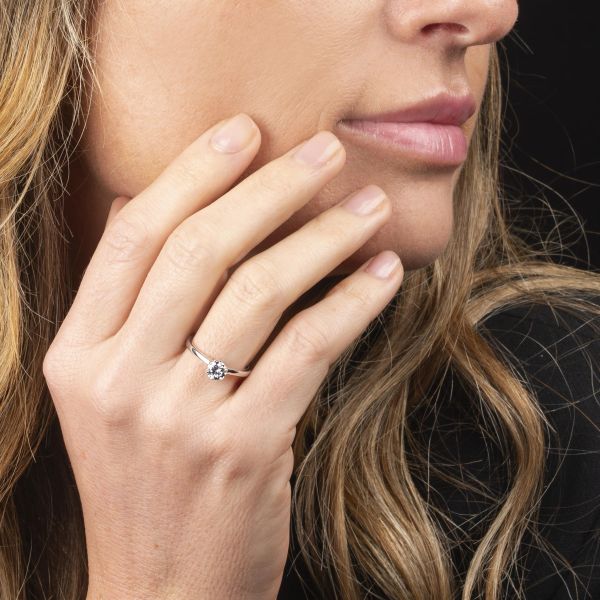 ANELLO SOLITARIO CON DIAMANTE