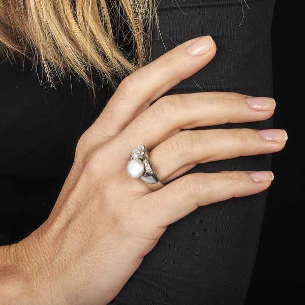 ANELLO A FASCIA CON PERLA NATURALE E DIAMANTI