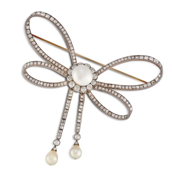 BIG NATURAL PEARL AND DIAMOND RIBBON BROOCH IN GOLD AND SILVER