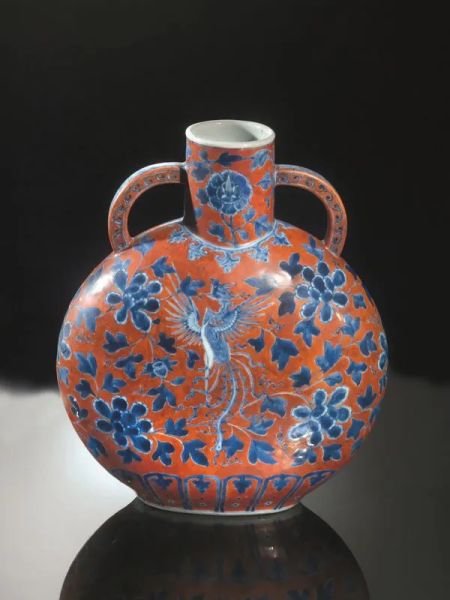  Moonflask, Cina sec. XVIII,  in porcellana a sottosmalto blu e rosso ferro, decorata a motivo di fenice e rami fioriti, anse arrotondate, reca sul collo marchio apocrifo Xuande, alt. cm 30