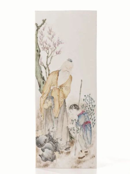 Tre placche, Cina Periodo Repubblicano, in porcellana, dipinte in policromia e raffiguranti scene animate, cm 47x18.6, cm 38.7x25.7, cm 42.5x 26.5 (3)
