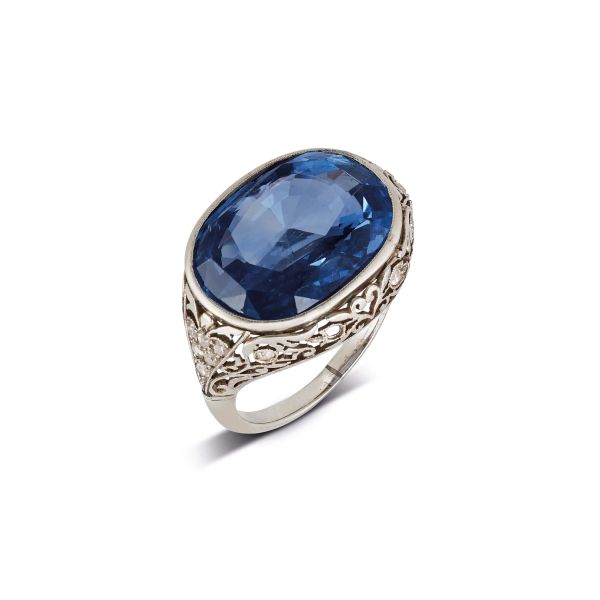 



CEYLON SAPPHIRE AND DIAMOND RING IN 20KT WHITE GOLD AND METAL