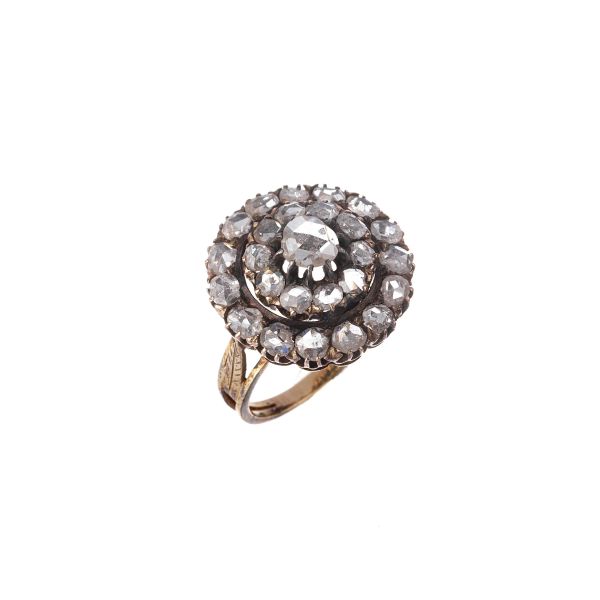 



DIAMOND FLORAL RING IN GOLD AND SILVER 