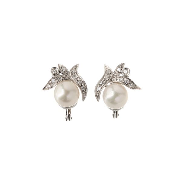



PEARL AND DIAMOND EARRINGS IN 18KT WHITE GOLD