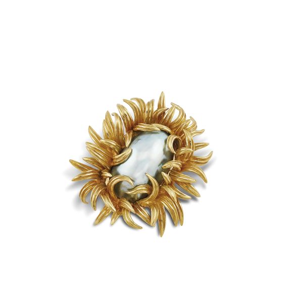 SUNFLOWER-SHAPED MABE PEARL BROOCH IN 18KT YELLOW GOLD