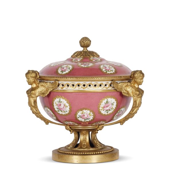A FRENCH CENTRE CUP WITH LID, 19TH CENTURY