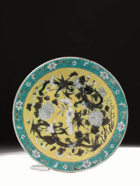 Piatto Cina Dinastia Qing periodo Guangxu, in porcellana policroma con decori floreali diam cm 40