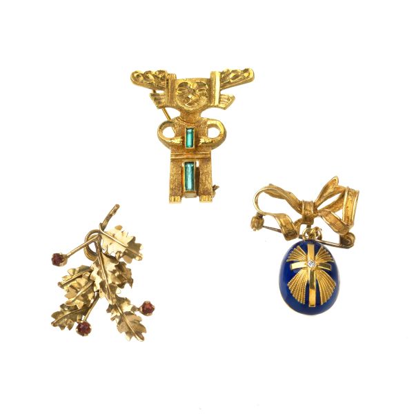 



THREE BROOCHES IN GOLD