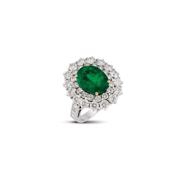 



EMERALD AND DIAMOND RING IN 18KT WHITE GOLD