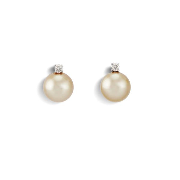 



GOLD PEARL AND DIAMOND CLIP EARRINGS IN 18KT WHITE GOLD