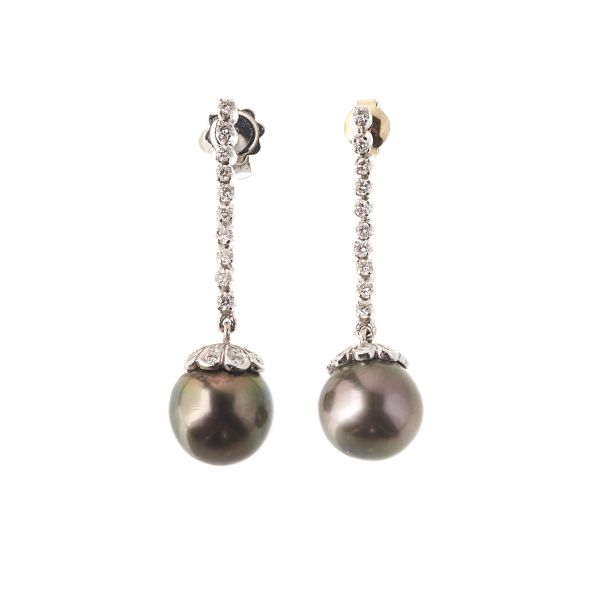 



LONG TAHITI PEARL AND DIAMOND DROP EARRINGS IN 18KT WHITE GOLD
