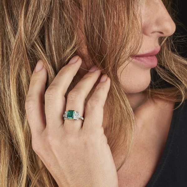 ANELLO CON SMERALDO COLOMBIANO E DIAMANTI